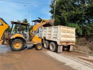 Despliegan labores de desazolve y mantenimiento en avenidas principales de Puerto Vallarta